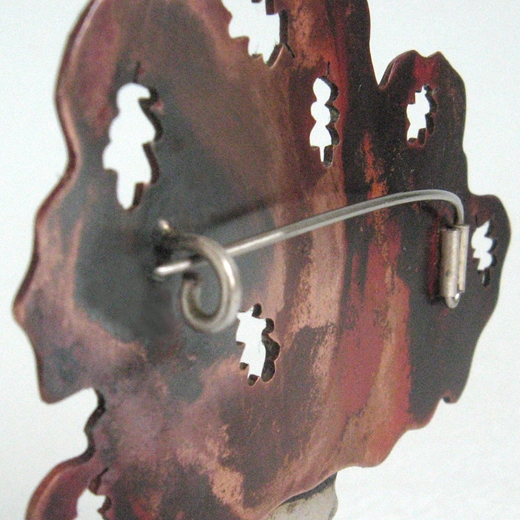 Oak brooch pin detail